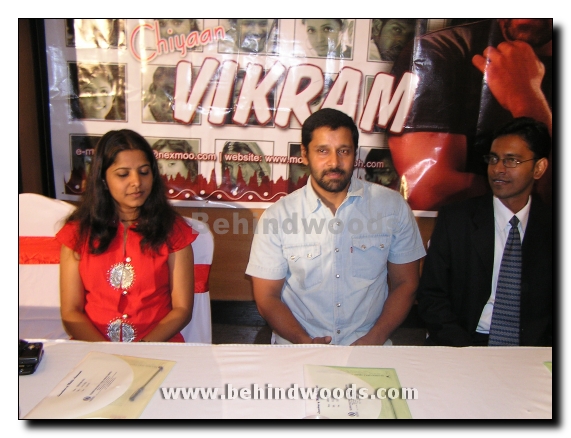 Cheeyan Vikram at a function to inaugurate autographed pictures in cell phone - Gallery