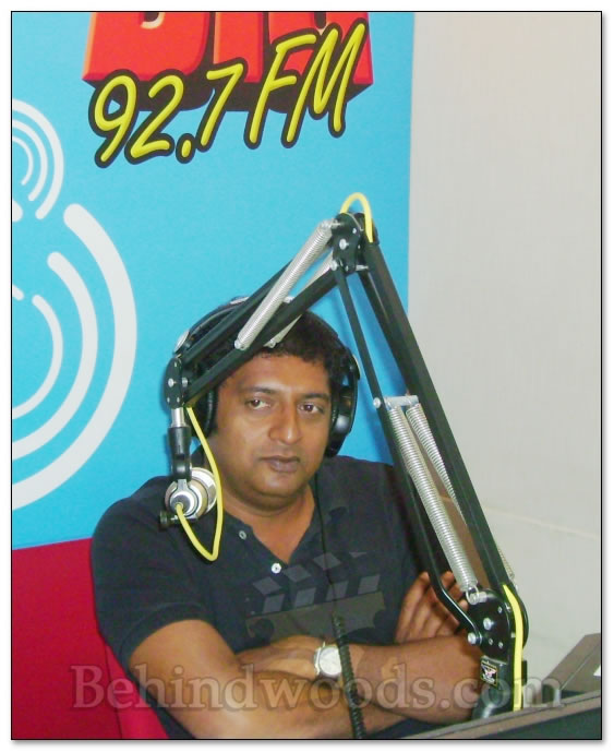 Prakashraj caught live 'on air' - images