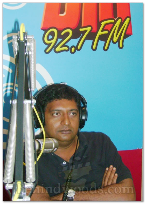 Prakashraj caught live 'on air' - images