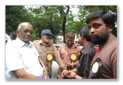 Showing solidarity - Human chain images!