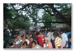 Showing solidarity - Human chain images!