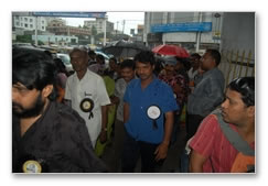 Showing solidarity - Human chain images!