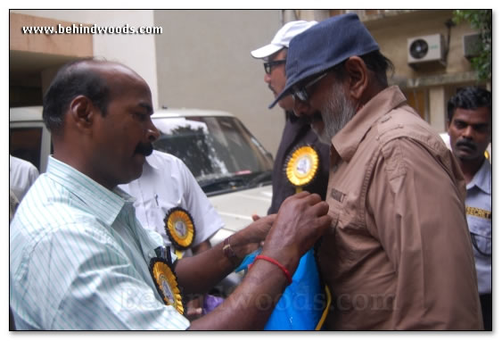 Showing solidarity - Human chain images!