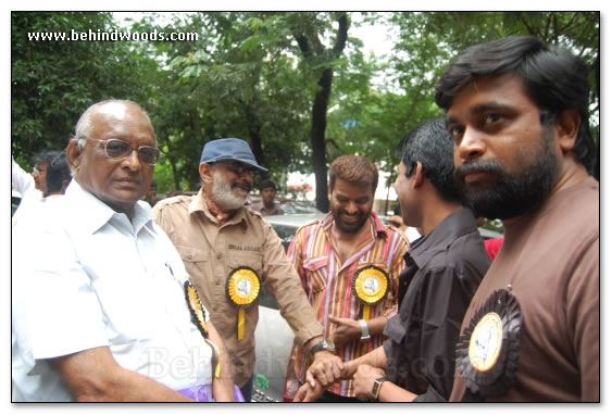 Showing solidarity - Human chain images!