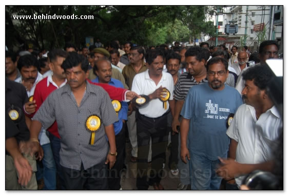 Showing solidarity - Human chain images!