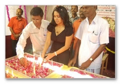 Nadigar Sangam lights candles for Mumbai tragedy -  Images