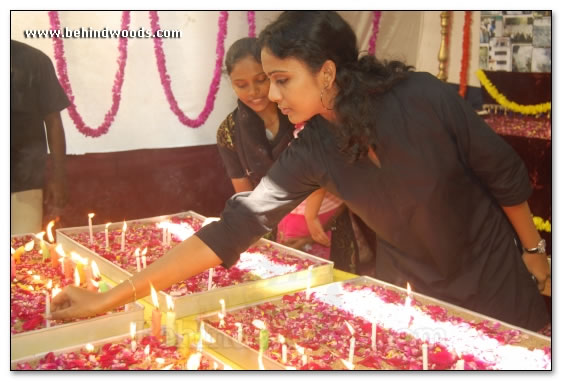 Nadigar Sangam lights candles for Mumbai tragedy -  Images