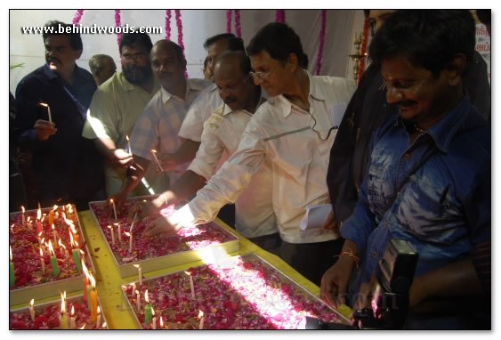 Nadigar Sangam lights candles for Mumbai tragedy -  Images