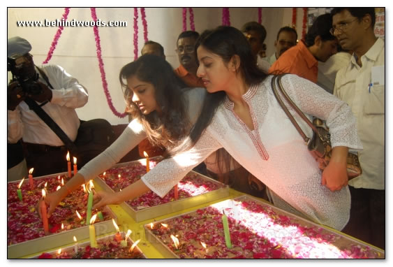 Nadigar Sangam lights candles for Mumbai tragedy -  Images