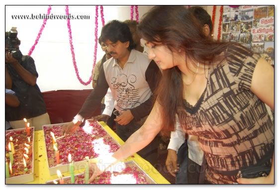 Nadigar Sangam lights candles for Mumbai tragedy -  Images