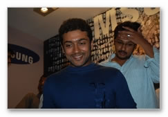 Stars glitter @ Vaaranam Aayiram premiere - Images