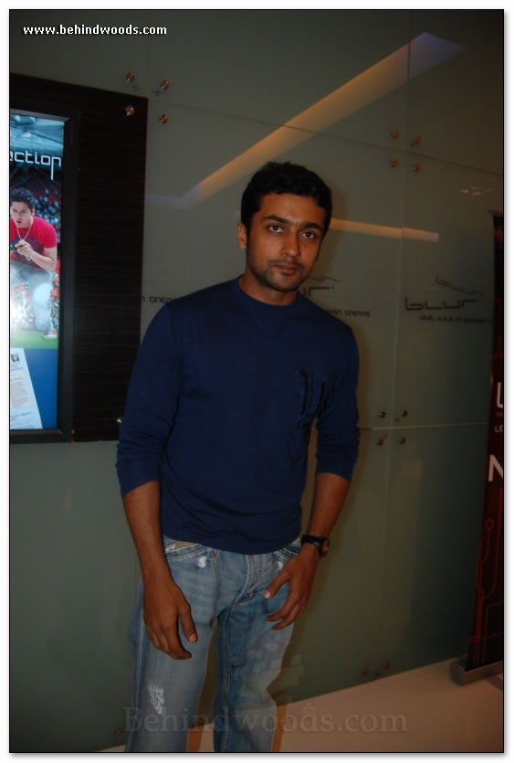 Stars glitter @ Vaaranam Aayiram premiere - Images