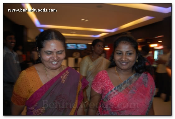 Stars glitter @ Vaaranam Aayiram premiere - Images