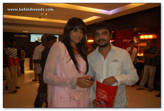 Stars glitter @ Vaaranam Aayiram premiere - Images