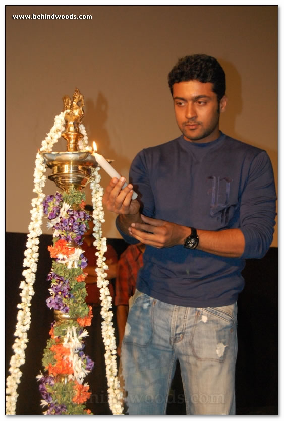 Stars glitter @ Vaaranam Aayiram premiere - Images