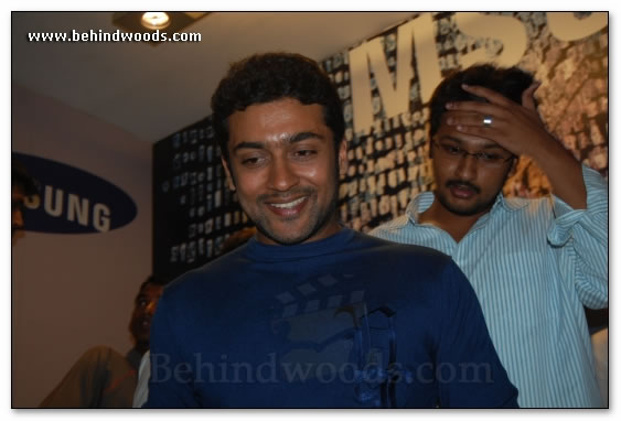 Stars glitter @ Vaaranam Aayiram premiere - Images