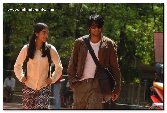 Yean ippadi mayakkinai: Movie images