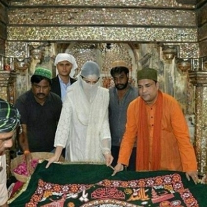 Katrina Kaif visits Salim Chishti dargah in Fatehpur