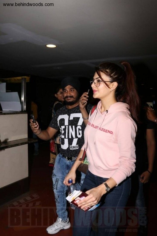 [Image: jacqueline-fernandez-spotted-at-airport-...res-30.jpg]