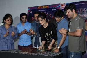 Kriti Sanon Celebrate Her Birthday With Bareilly Ki Barfi Team