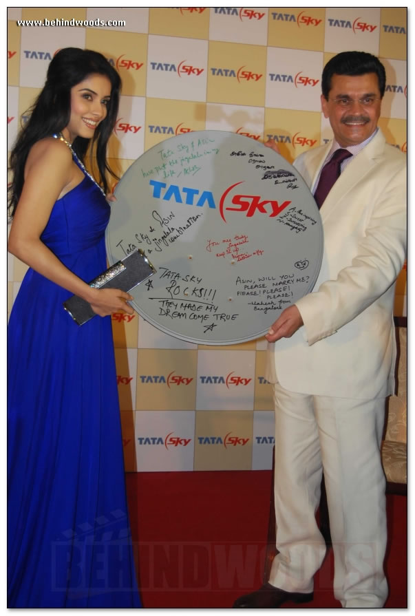 Asin dines with Tatasky winner - Images