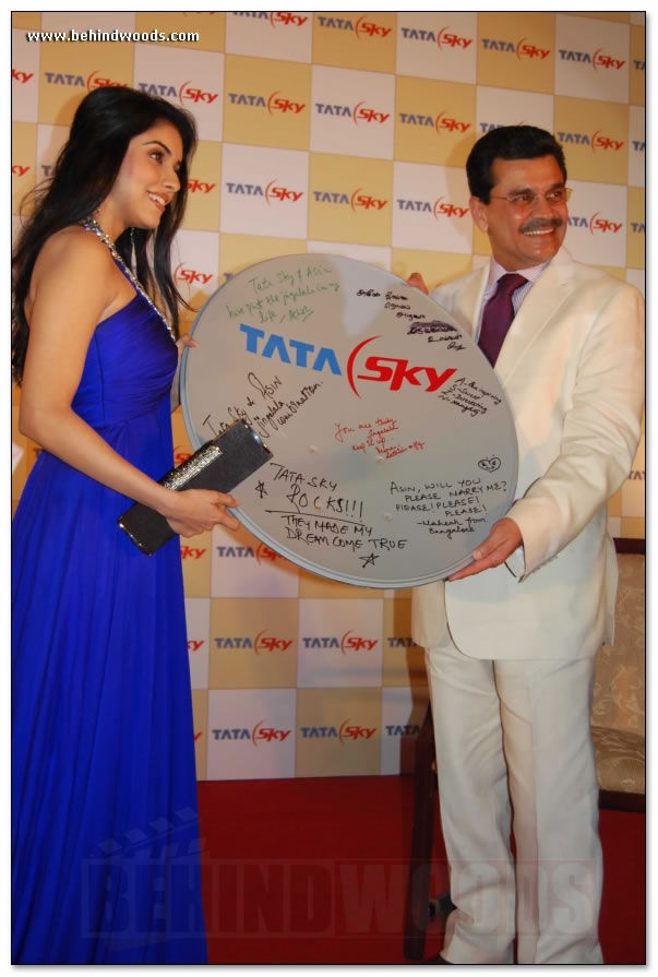 Asin dines with Tatasky winner - Images