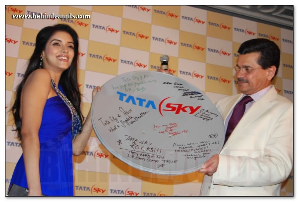 Asin dines with Tatasky winner - Images