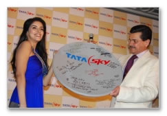 Asin dines with Tatasky winner - Images