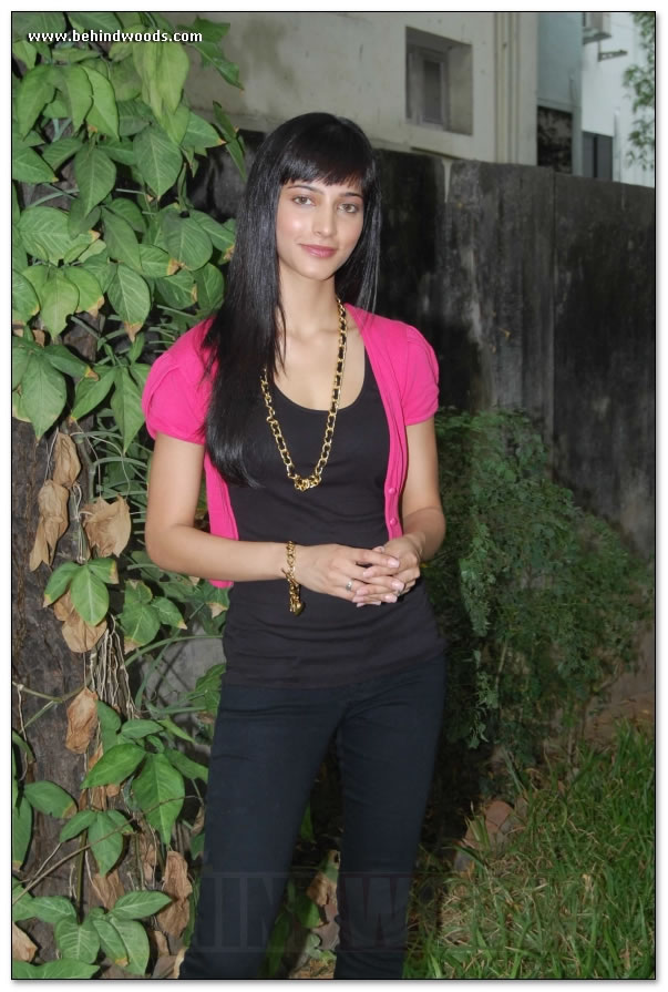 Shruti Haasan Press Meet - Images