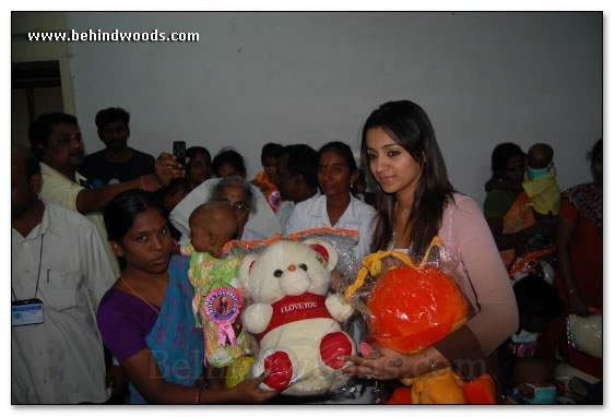 Trisha visits Cancer Institute - Images