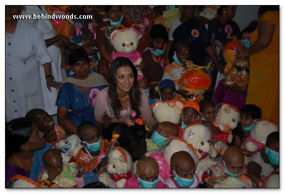 Trisha visits Cancer Institute - Images