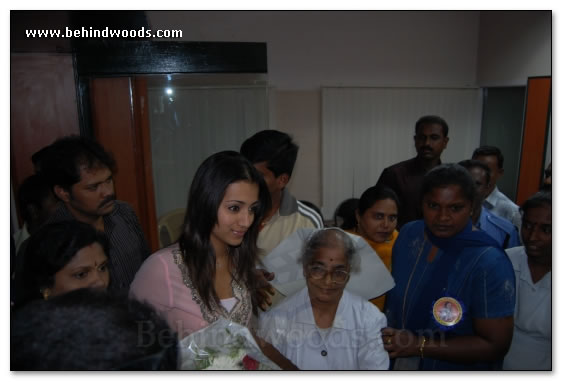 Trisha visits Cancer Institute - Images