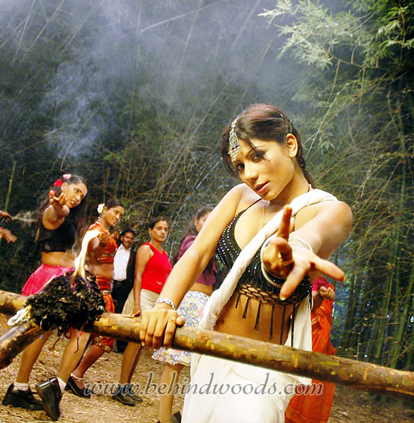 Vilaiyaattu Movie Gallery