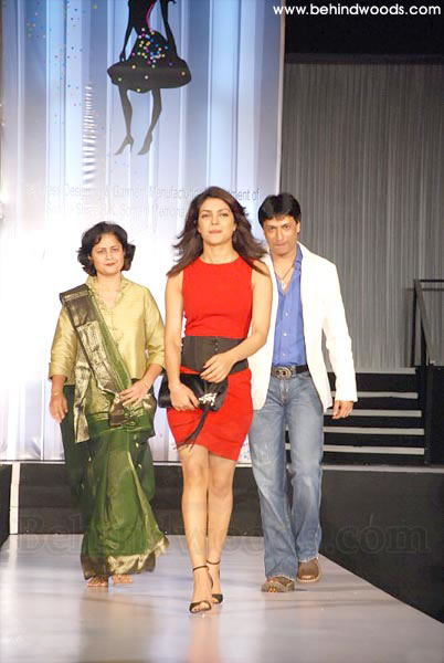 Sexy Priyanka Chopra, Tvasthar 2008, Fashion show, Sophia Polytechnics Dress Designing