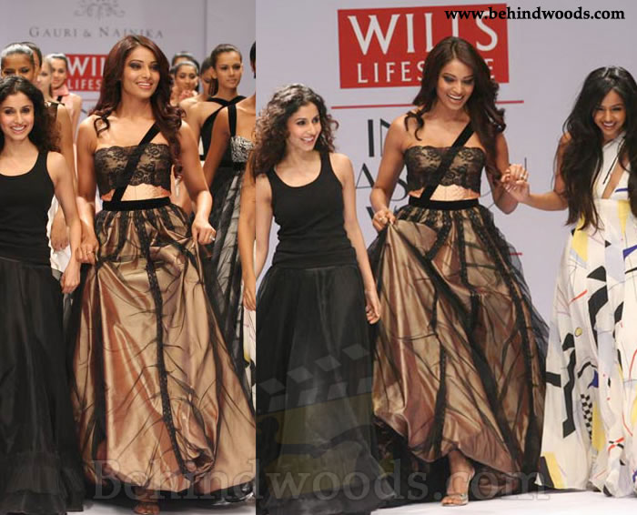 Divas walk the ramp - Wills Fashion Week