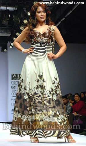 Divas walk the ramp - Wills Fashion Week