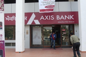 Armed men loot Rs 1.33 crore from Axis Bank van