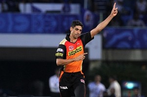 Ashish Nehra becomes first left-arm bowler to take 100 IPL wicktes