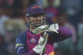 Dhoni reprimanded for IPL Code of Conduct breach