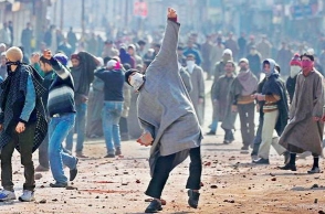 Kashmir police accuses 300 WhatsApp groups of mobilising stone-pelters