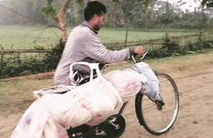Man carries brother’s dead body on bicycle