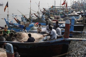 Pakistan detains over 100 Indian fishermen