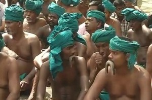 TN farmers protest by holding dead snakes in mouth