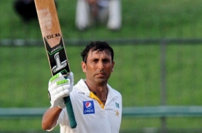 Younis Khan reaches 10,000 runs in Tests