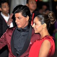 shah-rukh-khan-clears-the-air-and-reveals-the-name-photos-pictures-stills