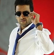 Santhanam to shake it with a group of models