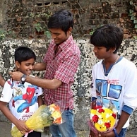 Dhanush gifts gold chains to Kaakka Muttai director Manikandan and child artists Vignesh and Ramesh
