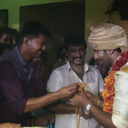 Ilayathalapathy Vijay hands over the thali to Shanthanu at his wedding today to Keerthi