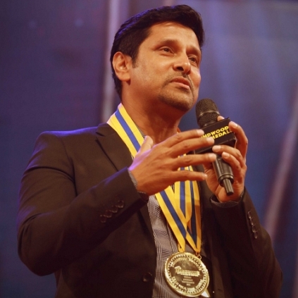 Vikram sings Malare from Premam in Behindwoods Gold Medal 2015