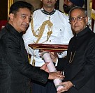 Kamal Haasan receiving his Padma Bhushan from the President